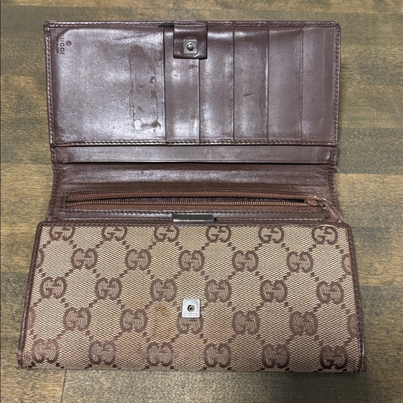 ✨ REHAB OPPORTUNITY!✨ Gucci Beige and Brown Monogram Wallet - Picture 5 of 17